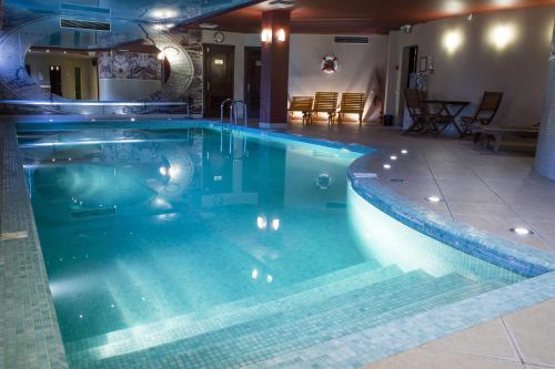 阿达兹波特酒店的一个带桌子的房间的大型游泳池