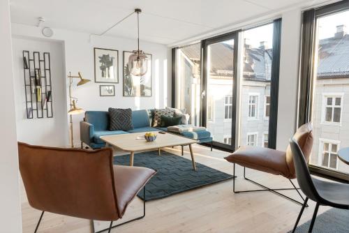 奥斯陆Frogner House - Grünerløkka的客厅配有蓝色的沙发和桌子