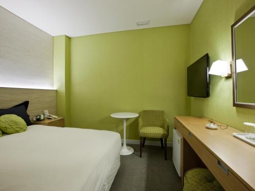 首尔中央观光酒店的酒店客房配有一张床、一张桌子和一把椅子。