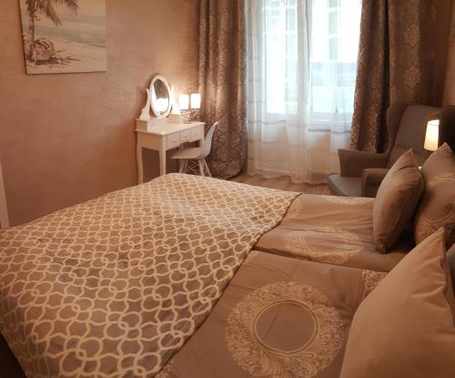 里加2 Bedroom Lux Apartments的一间卧室配有一张床和一张带镜子的书桌