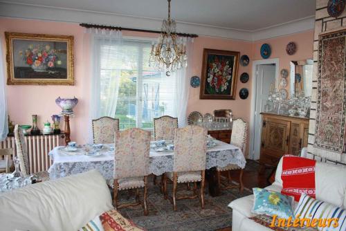 西布勒Villa Erresiñolettean的一间带桌椅的用餐室和一间带
