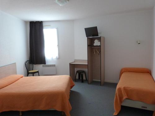 麦拉特轻松酒店的酒店客房配有两张床和一张书桌