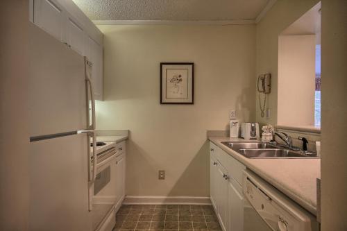 默特尔比奇大洋小溪度假酒店的厨房配有水槽和冰箱