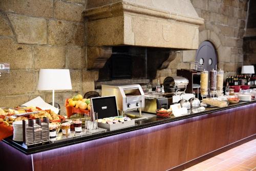 圣米歇尔山雷莱杜罗伊酒店的上面有食物的自助餐