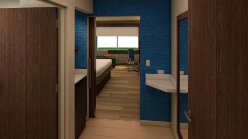奥本希尔斯Holiday Inn Express - Auburn Hills South, an IHG Hotel的带走廊、床和镜子的客房