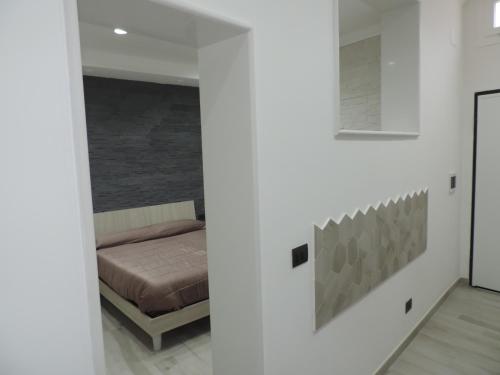 莱波拉诺La Casetta的一间白色客房内的床铺卧室