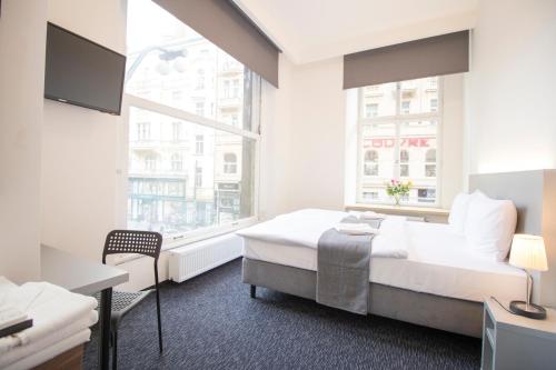 布拉格纳罗迪尼斯戴公寓的酒店客房设有床和窗户。