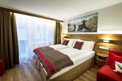 采尔马特B-Inn Apartments Zermatt的一间设有大床和窗户的酒店客房