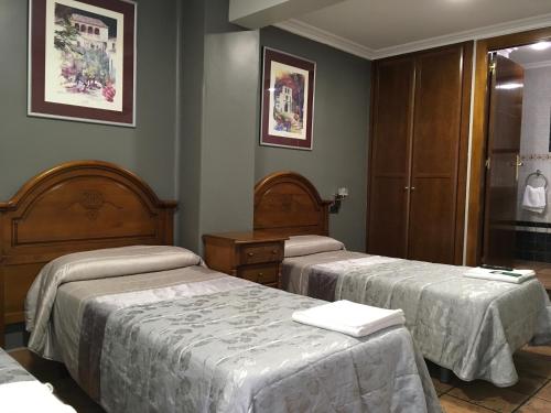 洛格罗尼奥Pensión La Redonda的配有两张床的酒店客房中的两张床