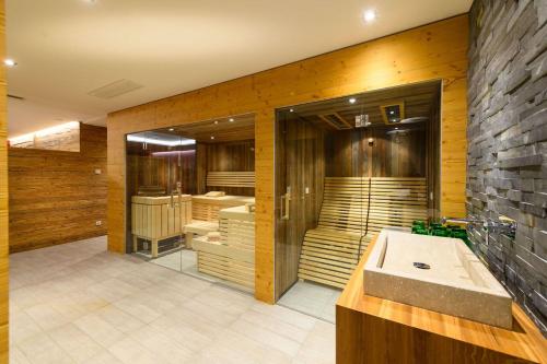格罗萨尔Hotel Schiederhof的带浴缸和盥洗盆的大浴室
