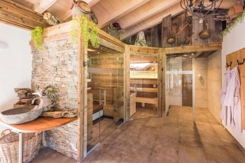 哈尔登熙埃尔姆多尔蒂罗尔假日公园的质朴的浴室设有石墙和水槽。