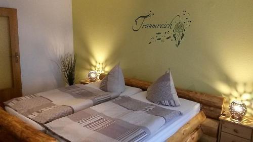 安姆茨堡迪特斯多尔菲高地乡村旅馆的卧室配有一张挂有墙上标志的床