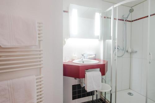 阿尔腾斯塔特祖姆鲁斯勒酒店的一间带红色水槽和淋浴的浴室