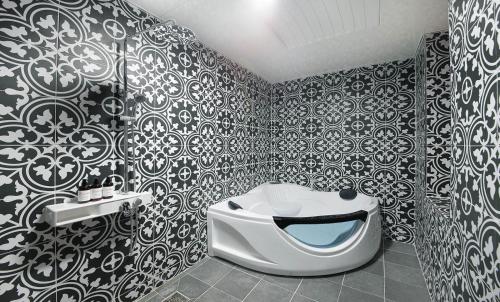 光阳诺尔酒店的浴室拥有黑白墙纸和卫生间