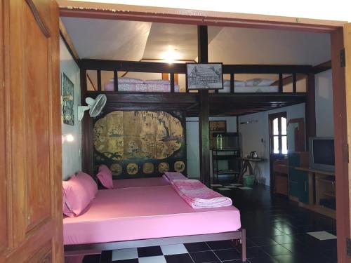 北碧班萨拜萨拜旅馆的客房配有带粉红色床垫的双层床。
