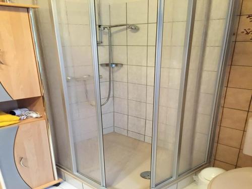布劳恩拉格卡尔斯鲁酒店的浴室里设有玻璃门淋浴