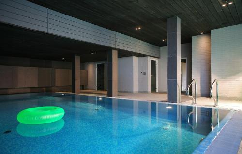 多洛托沃加勒里69旅馆的一座大型游泳池,里面装有飞盘