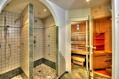 伊施格尔科琳娜酒店的带淋浴和步入式淋浴间的浴室