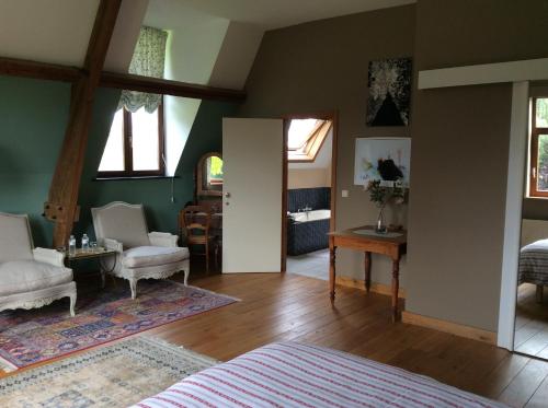 伊特尔Haras de Baudemont的一间卧室设有一张床和一间客厅。