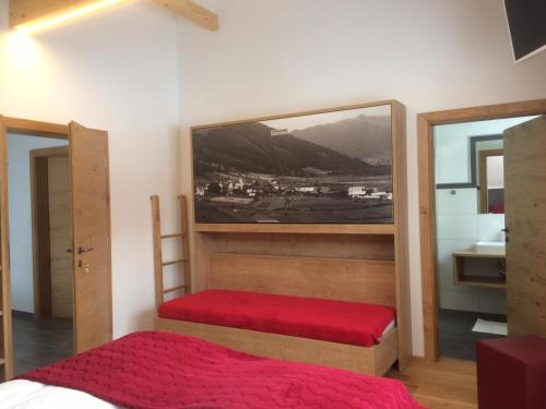 隆高地区圣玛格丽滕Ferienhaus Wind的一间卧室配有两张双层床和镜子