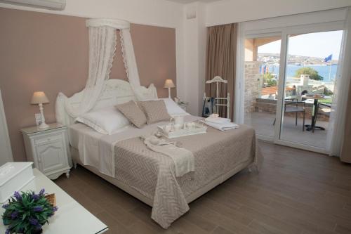 锡蒂亚Blue Horizon Villa & Suites的一间卧室配有一张带天蓬的白色床
