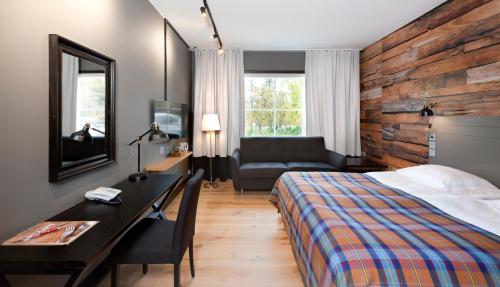 萨利色尔卡假日俱乐部萨利色尔卡酒店的酒店客房配有一张床、一张桌子和一把椅子。