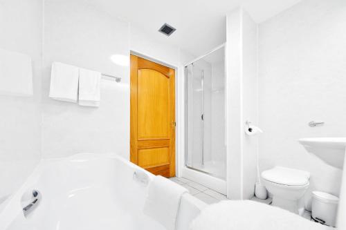 爱丁堡Peggyslea Farm B&B的白色的浴室设有卫生间和水槽。