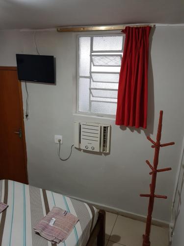 里约热内卢卡波弗尼斯特拉酒店的带暖气和红色窗帘的窗户的客房