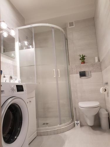 帕兰加Apartamentai "Nadiežda"的带淋浴和洗衣机的浴室