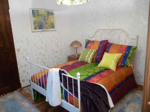 巴特利本施泰因Villa Charlotte的一间卧室配有带色彩缤纷枕头的床