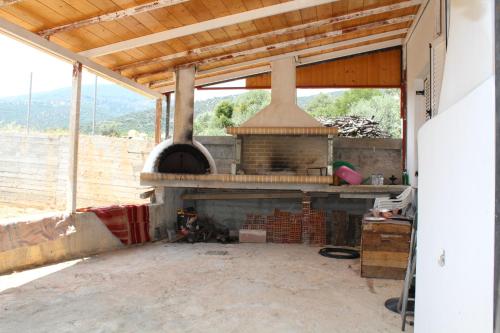 ProsíliaProsilia Guesthouse的房屋内带炉灶的户外厨房