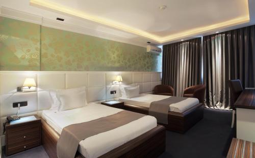 克拉列沃加尼水晶酒店的酒店客房设有两张床和电视。