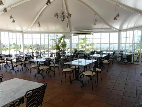 帕洛斯德拉夫龙特拉圣玛丽亚酒店的用餐室设有桌椅和窗户。