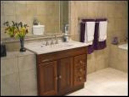 马莱尼乔木林公园住宿加早餐山林小屋的浴室配有盥洗盆、镜子和浴缸