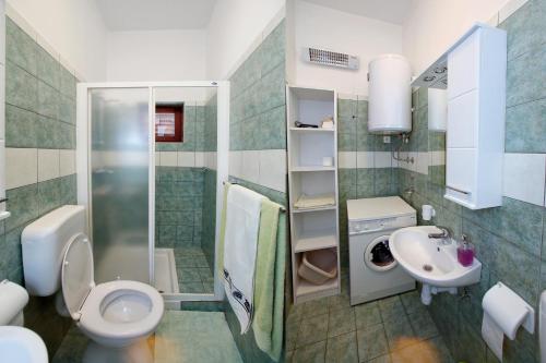 扎达尔Apartment Zora的一间带卫生间和水槽的浴室