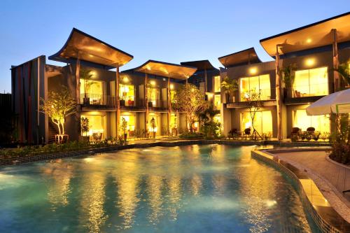邦波Paeva Luxury Serviced Residence SHA的享有带游泳池的度假村外部景致