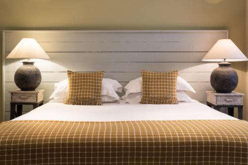 谢菲尔德佛罗伦萨酒店的一间卧室配有一张大床和两盏灯