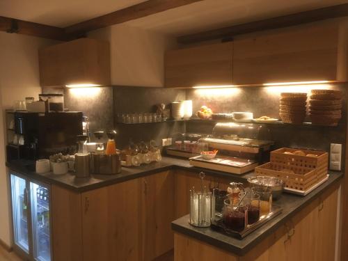 奥巴拉马高兹维克潘森酒店的厨房配有带食物的柜台
