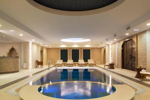尚蒂伊奥伯格杜迪鲍米酒店的酒店大堂中央的游泳池