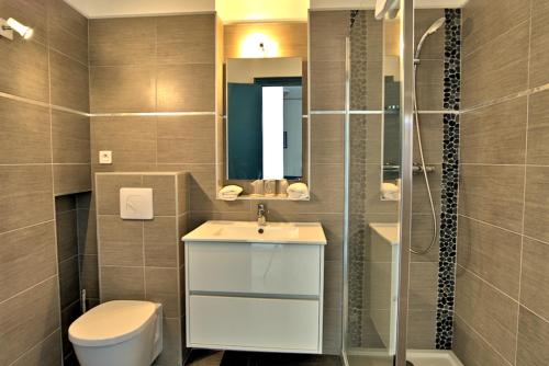 阿雅克修Hotel la Parata的浴室配有卫生间、盥洗盆和淋浴。