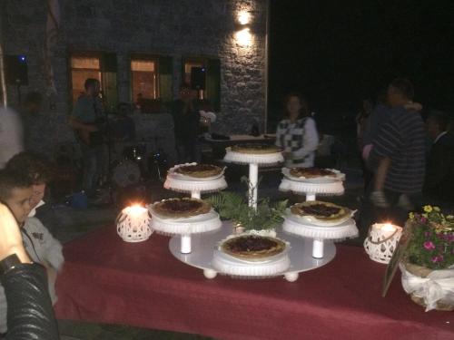 圣马蒂诺Rifugio Luna Nascente的一张桌子,上面有蛋糕和蜡烛