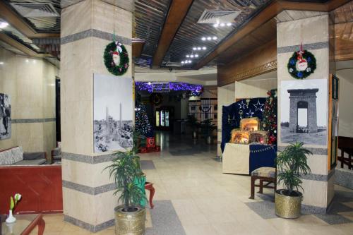 卢克索加迪斯套房与公寓酒店的大堂配有圣诞花圈和圣诞装饰
