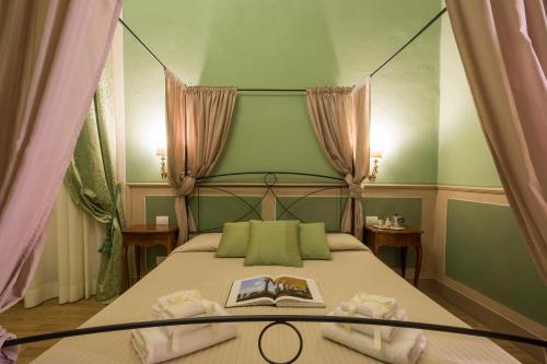 卢卡拉波耶梅酒店的一间卧室配有一张天蓬床,上面有一本书