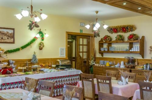 Willa Roztoka & SPA - idealne miejsce dla Twojej rodziny餐厅或其他用餐的地方