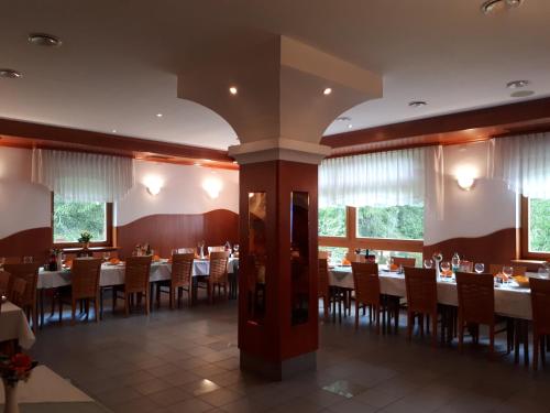 Hotel Rakov Skocjan餐厅或其他用餐的地方