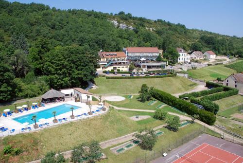 Chassey-le-Camp罗曼营地酒店的享有带游泳池的房屋的空中景致
