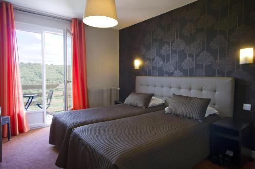 Chassey-le-Camp罗曼营地酒店的卧室设有两张床,配有红色窗帘和窗户