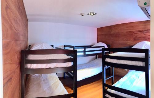 Circus Hostel&Hotel Montevideo客房内的一张或多张双层床