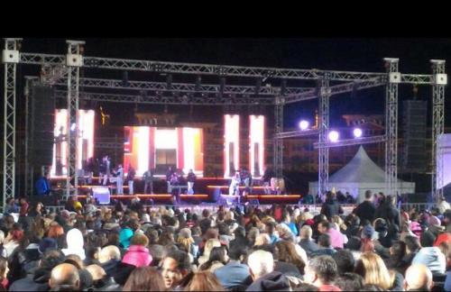 沙姆沙伊赫Chalets in Porto Sharm - Families Only AN的坐在舞台前的一大群人