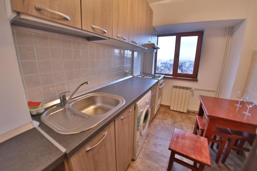 布加勒斯特Dream Residence 49的厨房配有水槽和桌子